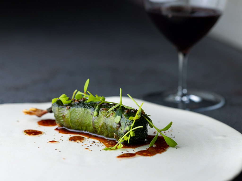 蕗味噌をイメージしたペーストや実山椒など和のハーブが香る鶉のロースト『鶉（ウズラ）　蕗　実山椒』