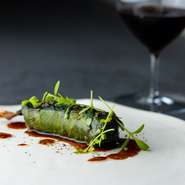 愛知県の産の小さな鶉を開き、皮に蕗のペーストを塗り、蕗の葉で巻いたローストを実山椒の香りのフォンドボーソースで。淡白ながらも旨みのある鶉ならではの味わいを楽しめるよう考え抜かれた一品です。