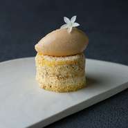 ポップコーンを粉砕したパウダーを小麦粉に混ぜて焼いたスポンジとポップコーンシロップを使ったクリームでショートケーキに仕立て、葛の花のアイクスリームをトッピング。意外性が楽しいデザートです。