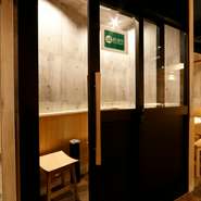 店内に専用喫煙所あり（扉あり）