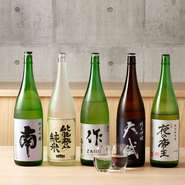 江戸時代から続く、古き良き日本酒“下り酒”。若い方や、普段日本酒を飲まない方でも飲みやすい“モダン日本酒”をセレクト。昔ながらの日本酒が好きな方も楽しめる20種類以上のラインナップとなっています。