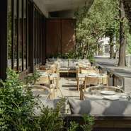 穏やかな空気に包まれることで、食事がさらに優雅な時間へと変わります。日差しを浴びながら過ごす昼下がりや、夕暮れ時の静かなひとときは、心に残る思い出となるでしょう。