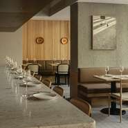 シェフを間近で見られるカウンター席は臨場感があり、料理への期待感を高めます。一方、落ち着きのあるテーブル席ではゆっくり料理を堪能。どちらの席を選んでも楽しい時間を過ごせます。