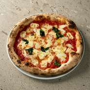 ワインと料理の組み合わせによって、味わいの幅が広がります。香りと味とのバランスが絶妙で、食事の場を豊かに彩るワイン。素晴らしいワインのセレクションを通じて、イタリアの風味を存分に楽しめます。