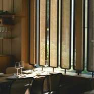 シェフが厳選した食材を使用し、伝統的なイタリア料理を現代的アプローチも含めつくりあげています。豊かな風味が広がるパスタや、香ばしく焼き上げられた肉料理は、食事をする人々を喜ばせること間違いありません。