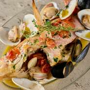 魚は一尾丸ごと使いゆっくり煮込むことで、ふわふわの食感を保ちます。魚と貝の旨みが溶け出した濃厚なソースは、素材の良さを引き出し食べる人を魅了。最後に香草を散らし、香り高く仕上げます。