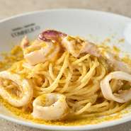 惜しみなく使用されたカラスミが彩りと旨みを添え、軽くソテーされたイカが香ばしさを加えます。太めのロングパスタを使うことで、パスタとソース、具材がしっかり絡まり合い一体感を満喫。