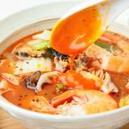 たっぷりの野菜をおいしくいただける麻辣湯は、世代を問わず楽しめる逸品。麻辣湯だけでは、ちょっと物足りない方には『もち米肉団子』などの中華系サイドメニューもオススメです。