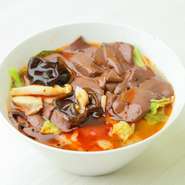 新鮮な鴨の血で作られた鴨血（ヤーシェ）は、中国ではポピュラーな食材。プルっとした食感が、麻辣湯に程よいアクセントになっています。