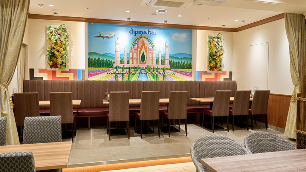 のんびり料理と会話を楽しめる、明るい雰囲気の店内