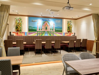 のんびり料理と会話を楽しめる、明るい雰囲気の店内