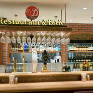 飲み放題単体のプランもあり、飲みメインでも楽しいお店。ビールやハイボール・サワーはもちろん、プラス料金でオリジナルカクテルも楽しめるプランや、アジアビールの定番シンハーを加えることも可能です。