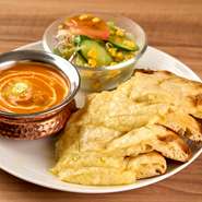 人気の組み合わせをセットで楽しむ『チーズナンプレート』