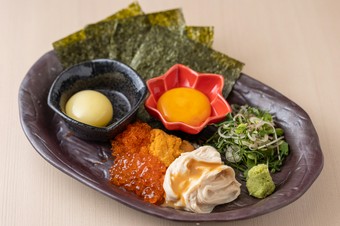 名物痛風玉子（紅白卵黄・いくら・生湯葉・うに・海苔）