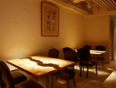 落ち着いたテーブル席での優雅なもてなし