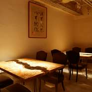 相手を敬うサービスと店内の静寂が一体となり、おもてなしに一層の深みを与えてくれます。プライバシーを重視したいときには、貸切も可能。重要な商談や会話が、静かに時を刻んでいきます。