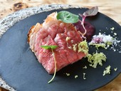 記念日を輝かせるシェフ渾身の料理と、美しい器