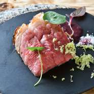 こだわりの一皿は、特別な日のお祝いにぴったりです。熊本の窯元「玄窯」にオーダーしたお皿は、料理に華を添えてくれます。熊本の伝統と美食が交わり、今日という日を記憶に残してくれるでしょう。