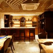 洗練されたイタリアのワイン倉庫を彷彿とさせる内装が、特別な場所へと変えてくれます。モルタルのカウンター越しに、一人の時間をオシャレに演出。心地よい空気感が漂います。