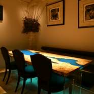 毎週変わる季節の草木を美しく飾ることで、日本の風情を感じさせてくれます。その豊かな自然と調和するように著名なアーティストの作品を配置。造形物が趣を添え、店内をより一層豊かなものへと変えていきます。