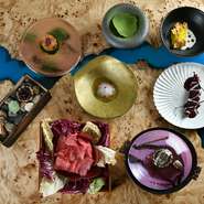 豊かな風味と口溶けの良さが特徴的な「菊池源吾牛」。飼料にオメガ3脂肪酸を加えた、循環型畜産農業の自然飼育による牛肉です。こだわりの牛肉を、新しい切り口による鍋コースで提供。
