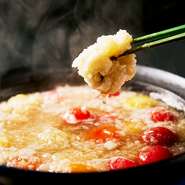 熊本の天草には黄金に輝くハモが揚がる。豊かな内海で育ったハモは身が柔らかく、澄んだ美味しさ。築地でも高級魚として扱われる。夏場に特に旨味を増す、「黄金のハモ」を贅沢にしゃぶしゃぶでいただくコース。
