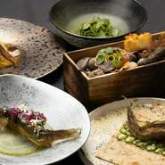 熊本より取り寄せた鮎を軸に夏野菜と掛け合わせた唯一無二のコースを提供いたします。
清流が生んだ最高の食材「鮎」はこの時期にしか味わえません。