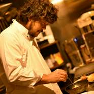 食事は単なる栄養摂取の手段ではなく、心を豊かにし、人と人との繋がりを深める大切な場だと考えます。そのために、料理人は食材を選び、調理技術を磨き、料理を通して心地よいひととき提供していきます。