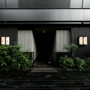 博多西中洲【いつぼし】。旬の食材を中心とした季節を実感できる献立に、スペシャリスト厳選のワイン・日本酒、個室完備のくつろぎの空間で、接待・会食や記念日といった大切な日に心強い一軒です。