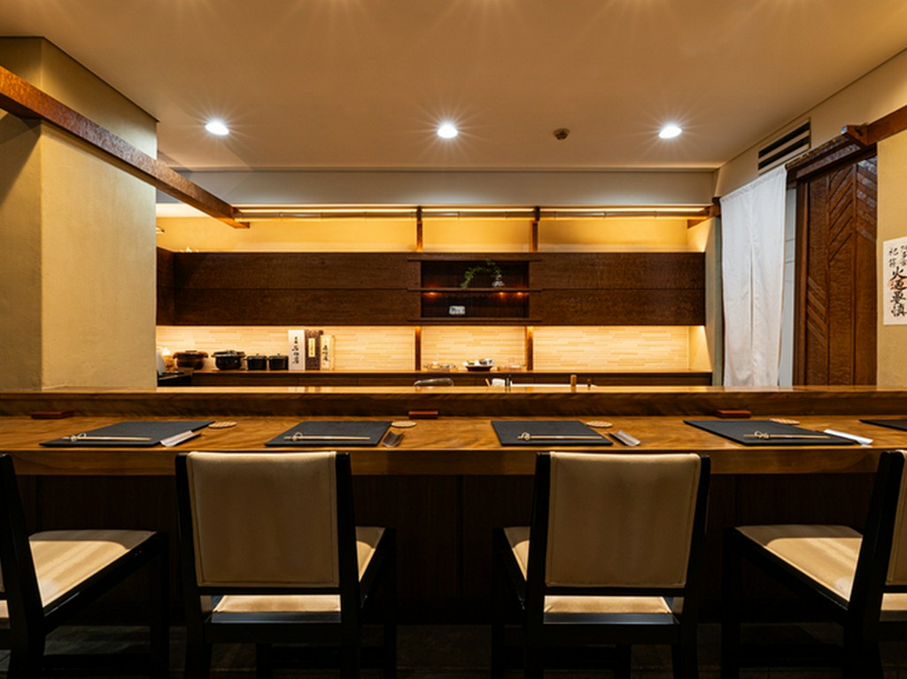 カウンター席で繰り広げる、粋な大人のデート