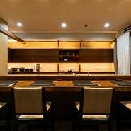 スタッフとのやりとりや、調理の臨場感もより身近な距離で楽しめるカウンター席。ゲストが同じ目線で、同じ喜び・おいしさを共有できるため、大人のデートにもオススメです。