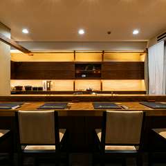 カウンター席で繰り広げる、粋な大人のデート