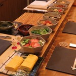 本気のシーチキンマカロニサラダ
鯵の南蛮漬け
白石蓮根と糸島豚のきんぴら
季節野菜の揚げびたし
芝えびの唐揚げ
とろとろ牛すじ煮
手羽先煮込み
花穂の鶏じゃが
玉こんにゃくのピリ辛煮

※写真はおばんざい一例