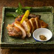 網焼き・塩焼きなど、比内地鶏の豊かな食感を活かした地鶏料理をお酒のお供にぜひ。