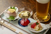 まず初めに、前菜三種盛り（小鉢）をご提供いたします。お客様を想い、季節の食材を取り入れ、一品一品心を込めたこだわりの逸品です。その後、アラカルトからお好きなメニューをご注文いただけます。