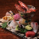 旬を迎えた鮮魚の刺身に、お酒の進む馬刺しなど、シンプルに素材を楽しむ刺身を各種取り揃えています。店長イチオシ『鯛のゆかり昆布刺し』など、当日のメニューはお店でご確認を。