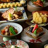 色とりどりのおばんざいは、常時10品以上。丁寧に引いた出汁と、季節の食材たちを中心としたこだわりの食材が織りなす多彩なメニューが、日本酒・ワインを味わい深くしてくれます。