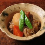 どこか懐かしいテイストの、花穂の鶏じゃがをはじめ、出汁を活かした煮物や蒸し物もまた、ぜひ賞味いただきたい逸品です。