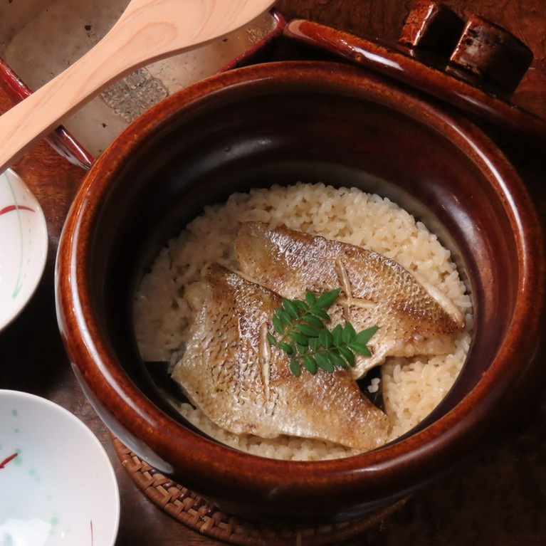 食後のお楽しみに土鍋ご飯。お持ち帰り用の袋にもこだわりアリ