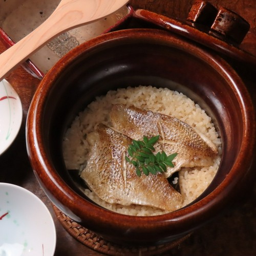 食後のお楽しみに土鍋ご飯。お持ち帰り用の袋にもこだわりアリ