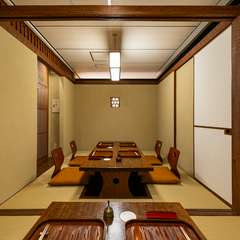 テーブル席・座敷と、多様なシーンに対応する空間