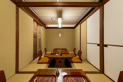 テーブル席・座敷と、多様なシーンに対応する空間