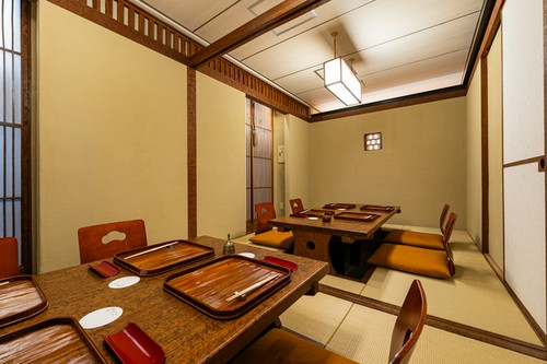 座敷は18名まで対応。店舗貸し切りで最大30名まで利用可