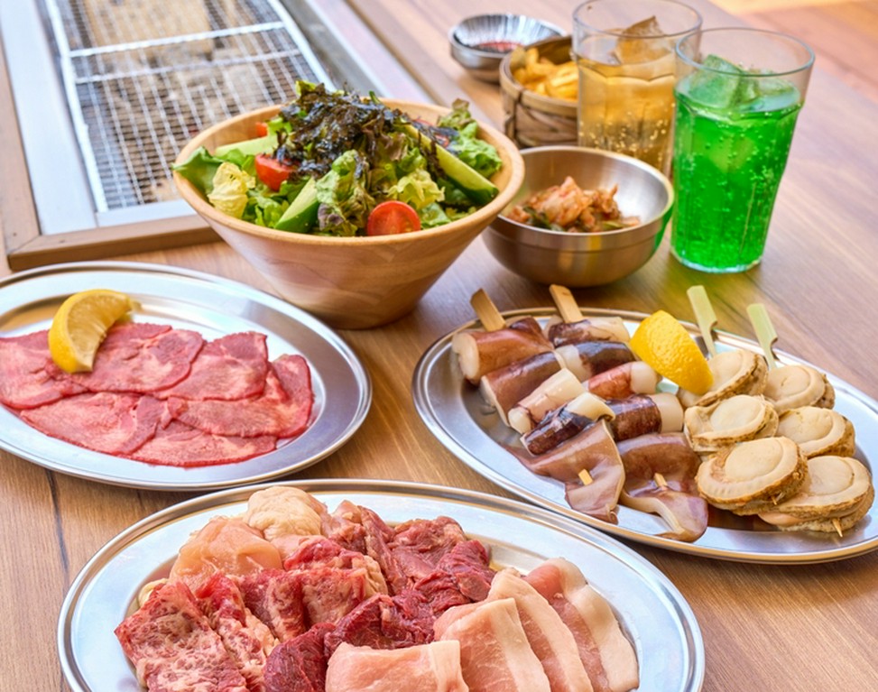 芝生席はペットもOK！上質な肉をはじめとする、厳選食べ放題BBQ