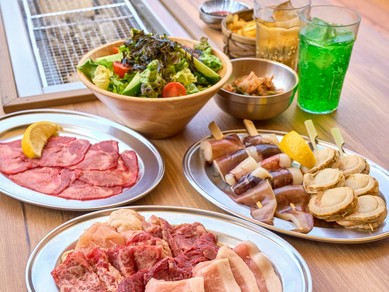 芝生席はペットもOK！上質な肉をはじめとする、厳選食べ放題BBQ