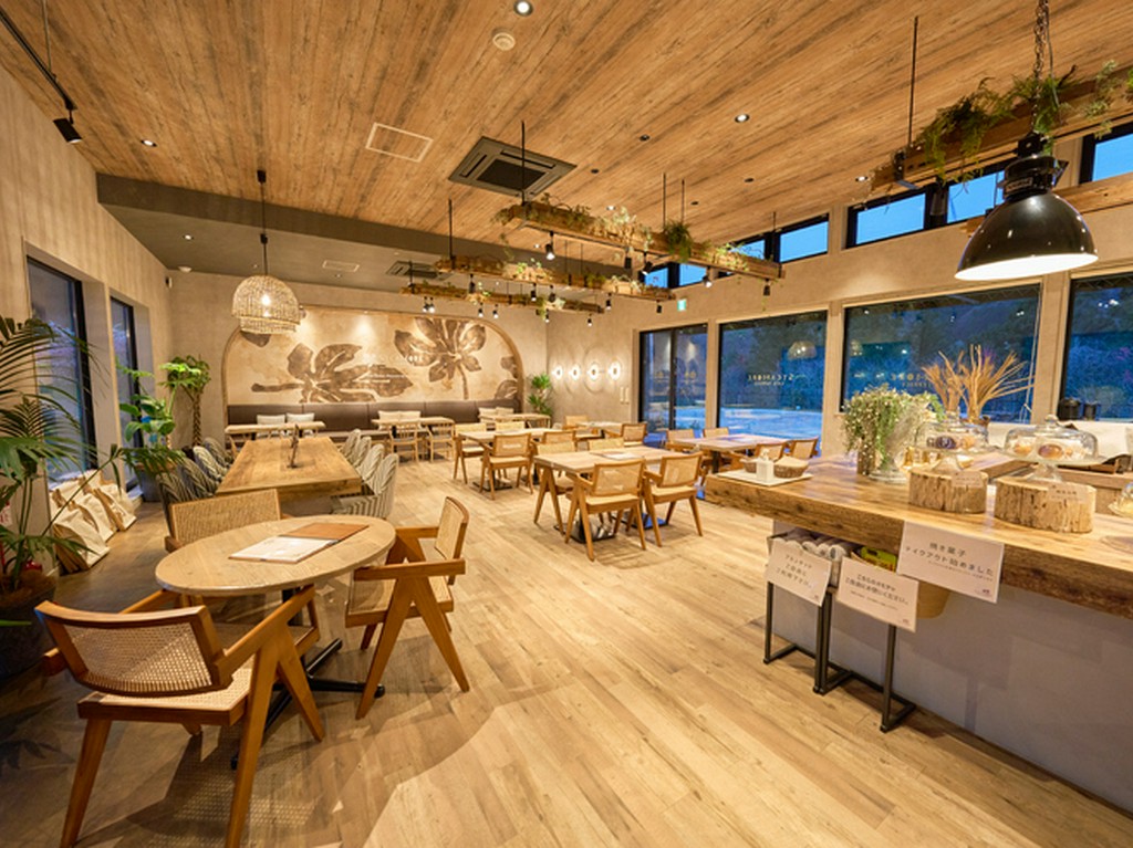 木の温もり溢れる空間で、自然に包まれるような心地よい時間を