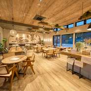 ナチュラルな雰囲気の木の質感が心地よい店内。インテリアにもグリーンの鉢植えが多く置かれ、とっても寛げる空間になっています。大きな窓から自然の景色を眺めれば、時間もゆっくりと流れるよう。