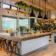 サウナの森「水沼ヴィレッジ」内にある寛ぎの店【SYCAMORE CAFE TERRACE シカモアカフェテラス】。心地よい風を感じながら贅沢な癒しの時間を過ごすことができデートにもピッタリなお店です。

