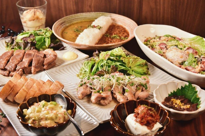 名物薬膳カレーを含む充実のお料理8品のAコースがオススメ!