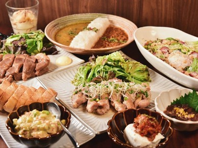 名物薬膳カレーを含む充実のお料理８品のAコースがオススメ！